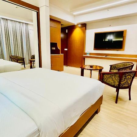 Neel Skye - Couple Friendly - Dlf My Pad, Gomtinagar , Lucknow Aparthotel Luaran gambar