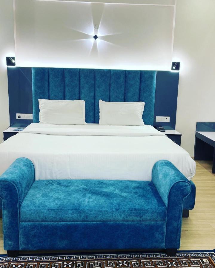 Neel Skye - Couple Friendly - Dlf My Pad, Gomtinagar , Lucknow Aparthotel Luaran gambar