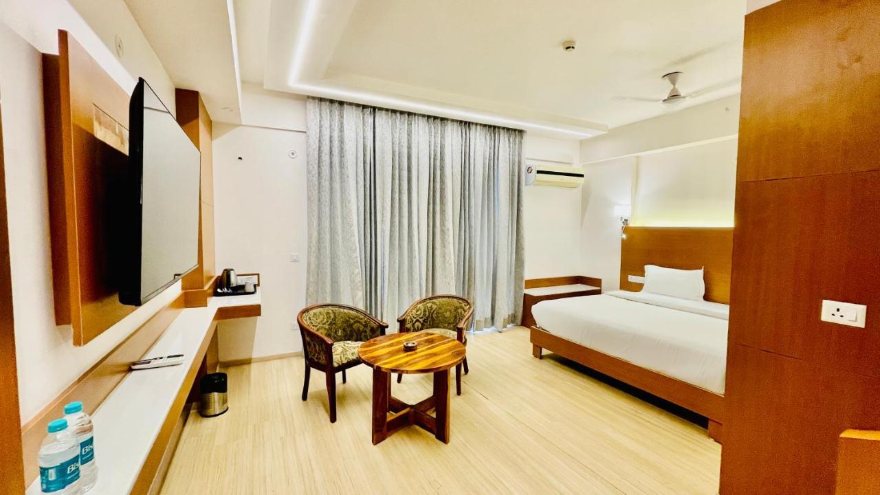 Neel Skye - Couple Friendly - Dlf My Pad, Gomtinagar , Lucknow Aparthotel Luaran gambar